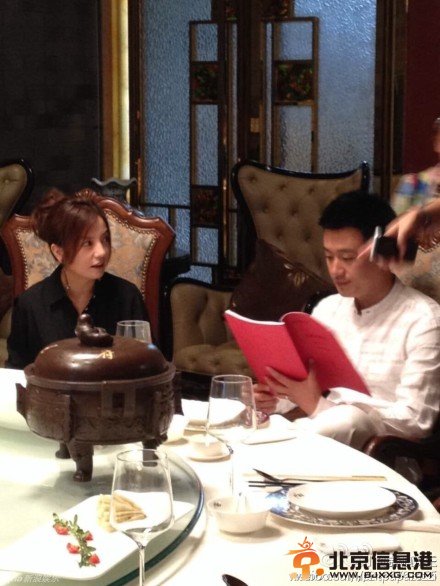 赵薇同学聚会现场高清大图 赵薇与老公黄有龙拥抱合照公开