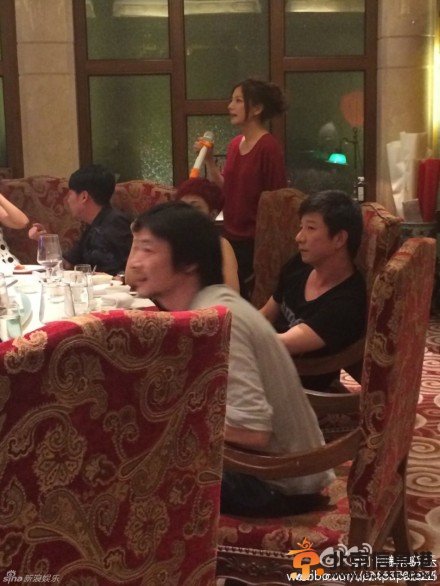 赵薇同学聚会现场高清大图 赵薇与老公黄有龙拥抱合照公开