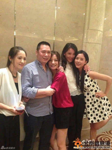 赵薇同学聚会现场高清大图 赵薇与老公黄有龙拥抱合照公开
