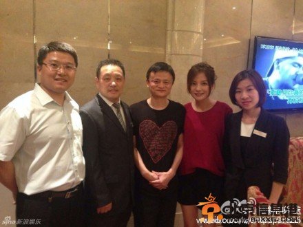 赵薇同学聚会现场高清大图 赵薇与老公黄有龙拥抱合照公开