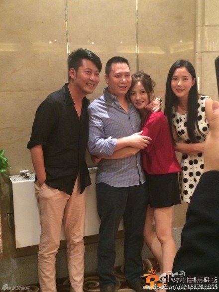 赵薇同学聚会现场高清大图 赵薇与老公黄有龙拥抱合照公开