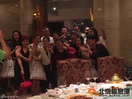 赵薇同学聚会现场高清大图 赵薇与老公黄有龙拥抱合照公开