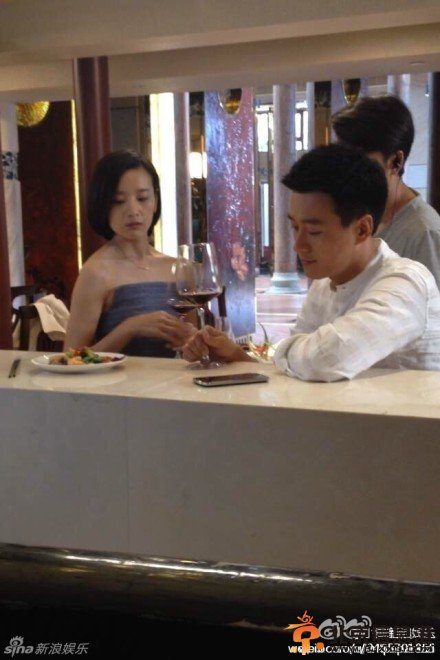 赵薇同学聚会现场高清大图 赵薇与老公黄有龙拥抱合照公开