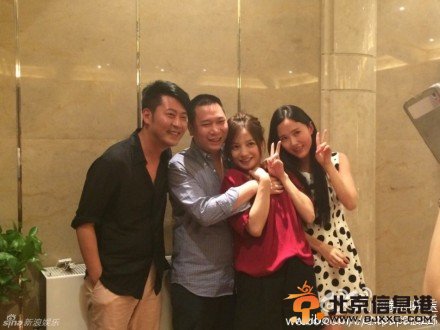 赵薇同学聚会现场高清大图 赵薇与老公黄有龙拥抱合照公开