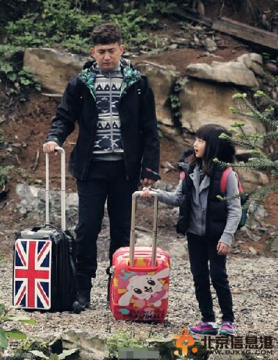 爸爸去哪儿第二季首播获赞 黄磊变全能老爸多多成贴心小棉袄