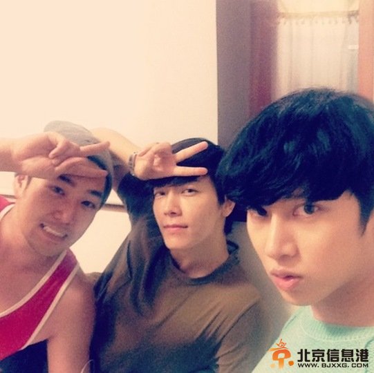 Super Junior金希澈东海卖萌晒合照 崔始源女装扮相长发飘飘