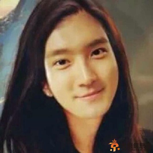 Super Junior金希澈东海卖萌晒合照 崔始源女装扮相长发飘飘