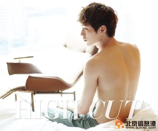 《Roommate》徐康俊最新照片写真 半裸上身释放男性诱惑