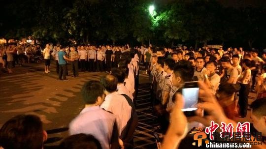 广西玉林爱狗人士与食客发生冲突 有人受伤