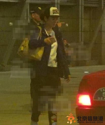 黄奕“出轨门”后密会富商 神秘男百万名车接送