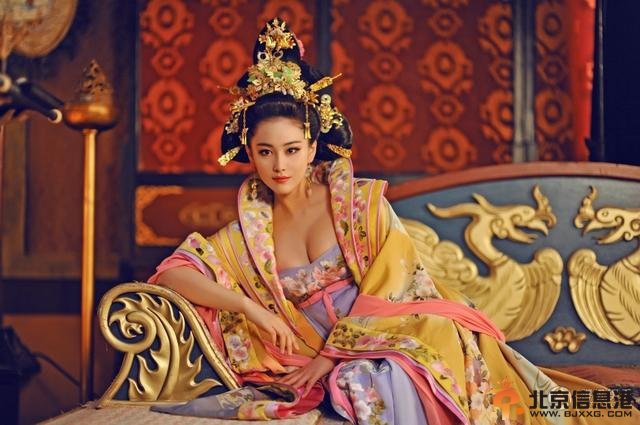 张馨予酥胸半露一代女皇变“女妖”凭傲人资本骄横自负