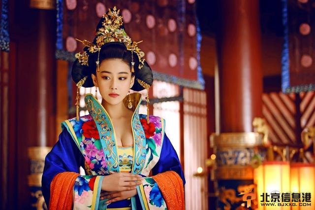 张馨予酥胸半露一代女皇变“女妖”凭傲人资本骄横自负