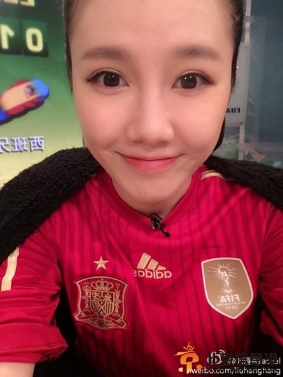 央视美女主播刘语熙再展“乌贼”本色 穿谁球衣谁就输