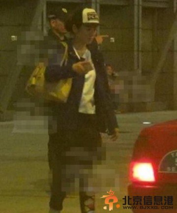 黄奕抵港神秘男接送 登上500万黑色宾利离去