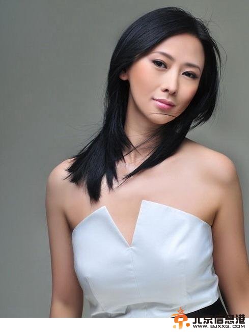 46岁翁虹登台走秀尺度大开 豪放抬腿走光露亮色内裤【图】