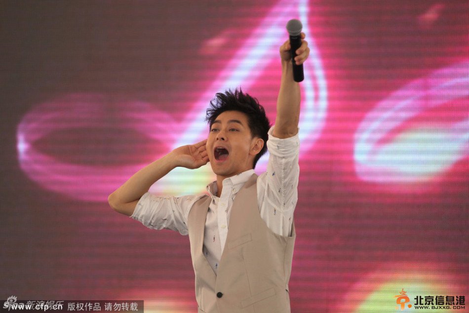 林志颖被小萝莉强吻照片 全程未见儿子Kimi