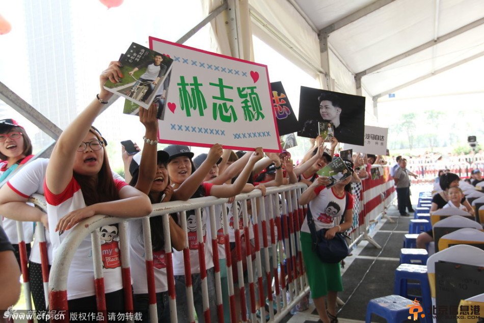 林志颖被小萝莉强吻照片 全程未见儿子Kimi