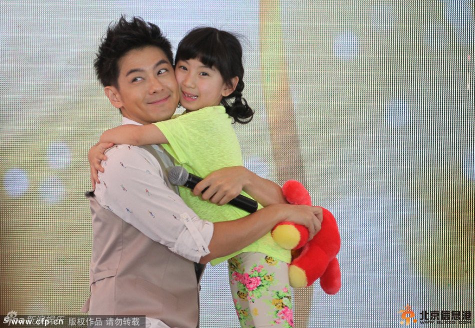 林志颖被小萝莉强吻照片 全程未见儿子Kimi