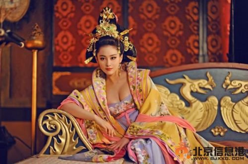 张馨予酥胸半露性感妖娆 傲人胸姿《武则天》演绝世美女