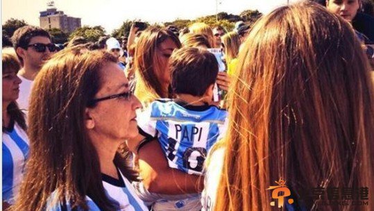 梅西儿子现身呆萌 梅西儿子现场支持老爸：PAPI加油！