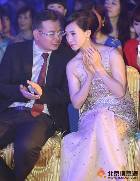 46岁翁虹登台走秀 裸背露底越老越疯狂（组图）