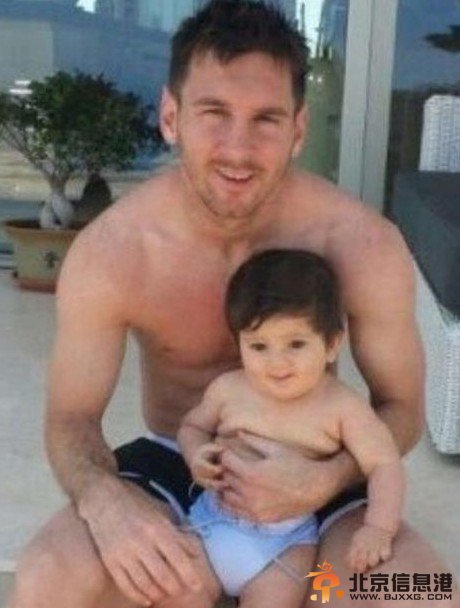 梅西儿子现身圣西罗球场超萌 上演欧冠球星版爸爸去哪儿