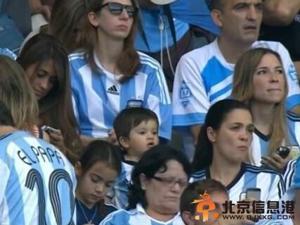 梅西儿子现身圣西罗球场超萌 上演欧冠球星版爸爸去哪儿