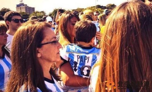 梅西儿子现身圣西罗球场超萌 上演欧冠球星版爸爸去哪儿