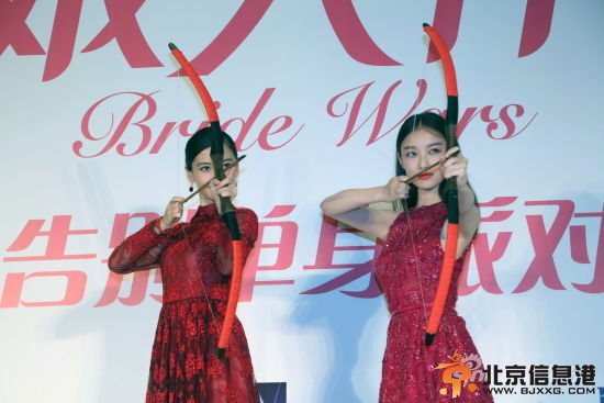 《新娘大作战》开机 Angelababy与倪妮互吻(组图)