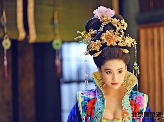 张馨予酥胸半露出演《武则天》 一代女皇变“女妖”