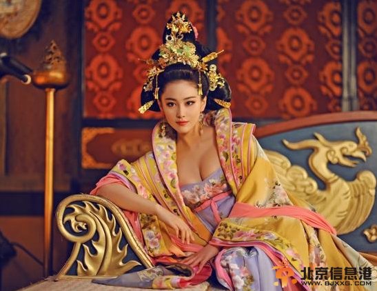 张馨予酥胸半露出演《武则天》 一代女皇变“女妖”