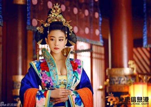 张馨予酥胸半露出演《武则天》 一代女皇变“女妖”