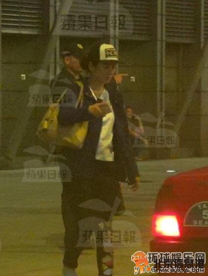 黄奕婚变后低调抵港 神秘男子开百万名车接送