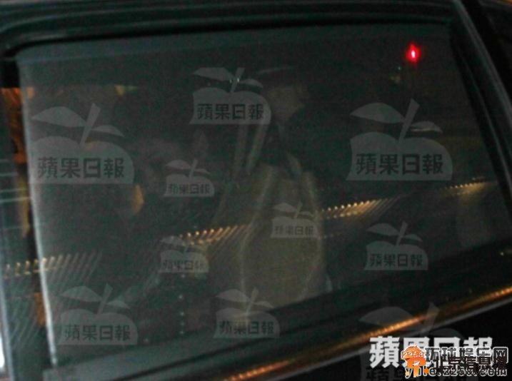 黄奕婚变后低调抵港 神秘男子开百万名车接送