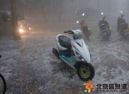 冰雹突袭河北大如龙眼 市民装桶冰镇饮料