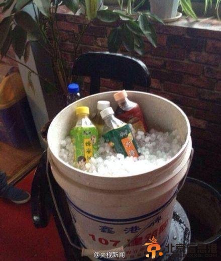 冰雹突袭河北大如龙眼 市民装桶冰镇饮料