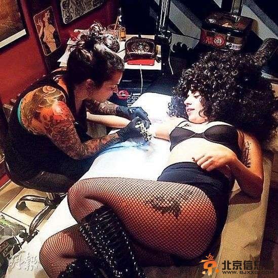 LadyGaga晒纹身照着装夸张顶爆炸头（图）