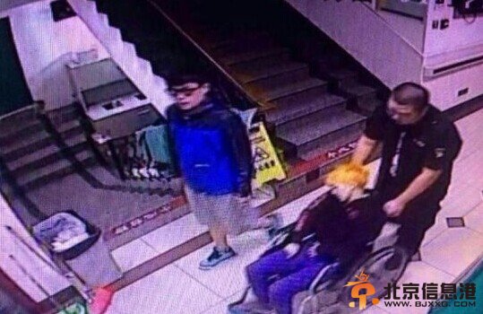 工作人员推着孙燕姿送院。