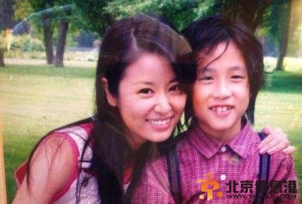 林心如(微博)10年前与童星合影