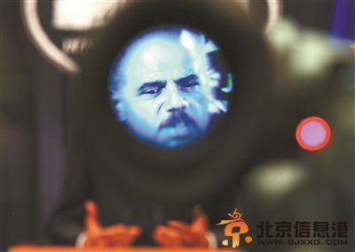 美国司法部长埃里克·霍尔德曾在一个国际儿童色情问题调查上指出，世界范围内有数百人在网络公告牌上从事创造和经营以儿童为对象的色情活动，以及鼓励对儿童的性侵害资料图片/CFP