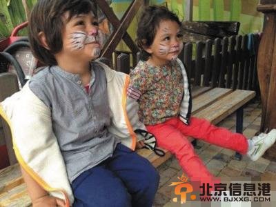 刘烨恶搞儿女 一对小家伙脸上被画猫胡须