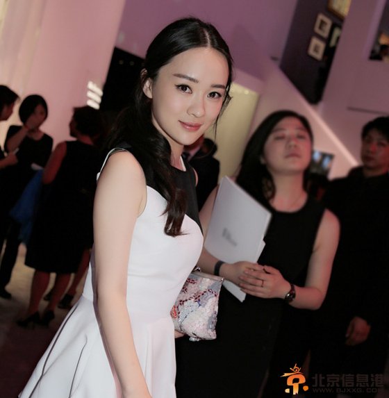 霍思燕出席某品牌展览 望儿子能成艺术家