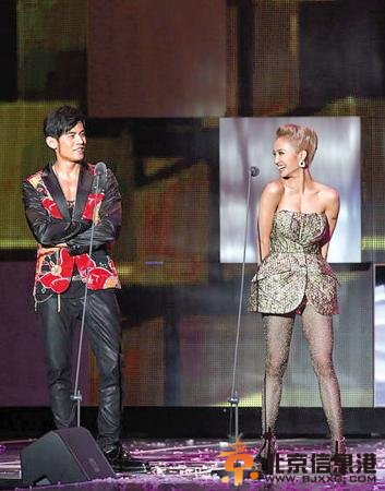 　　周杰伦蔡依林在金曲奖上同台互动