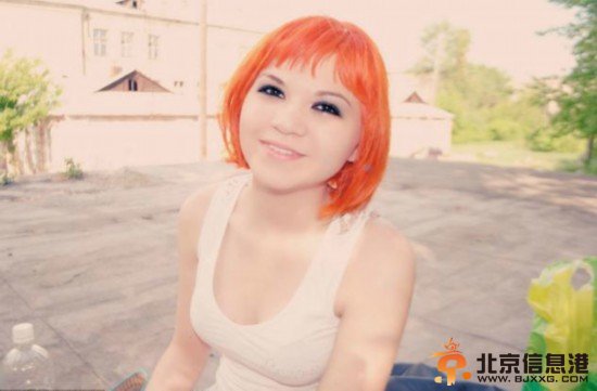 俄罗斯女生因太美遭妒忌：迫喝泥水被同学殴打