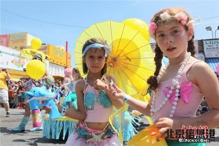 纽约美人鱼大游行热情奔放 粗壮大婶不忍直视