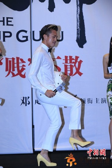 邓超穿高跟鞋大跳热舞 遭杨幂报复舔打火机(组图)