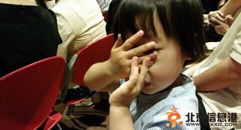 小S女儿蒙眼吃手指。