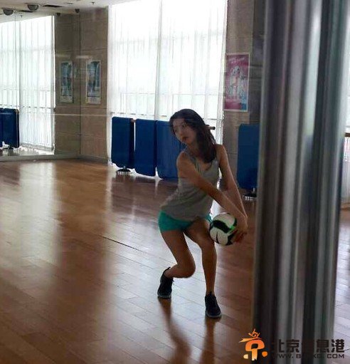 雪糕校花踢足球性感照 魅力四射俘获宅男【图】