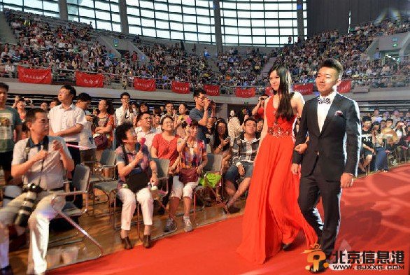 复旦门萨女神张安琪走红毯靓照曝光 领衔复旦毕业红毯秀  