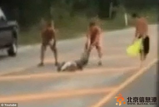 醉酒青年徒手拉挡路鳄鱼被反咬一口缝80针（图）